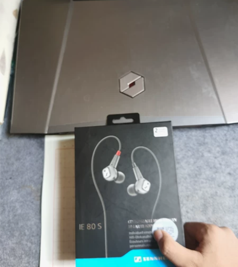 出一个放太久的复刻版本森海塞尔IE80s，...