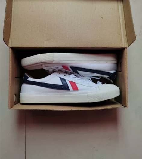 全新平底帆布鞋，实体店买的，没穿过。 感兴...