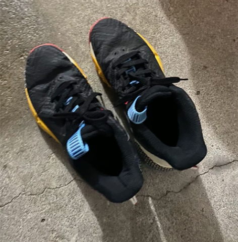 安踏要疯速战系列3代，鞋底磨损很小，穿了几...