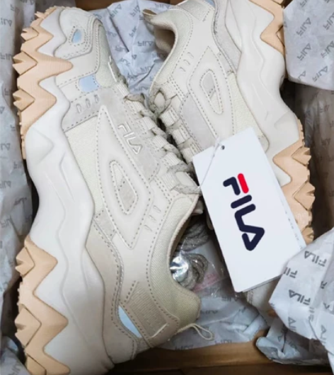 【出】斐乐米色猫爪鞋 码数230 (36码...