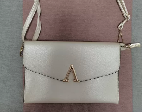 单肩斜挎都可以，可调节包包，磁扣式。 感兴...