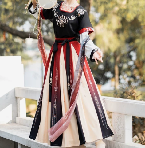 全新S码，买来两年还没穿过，4.5米摆 感...