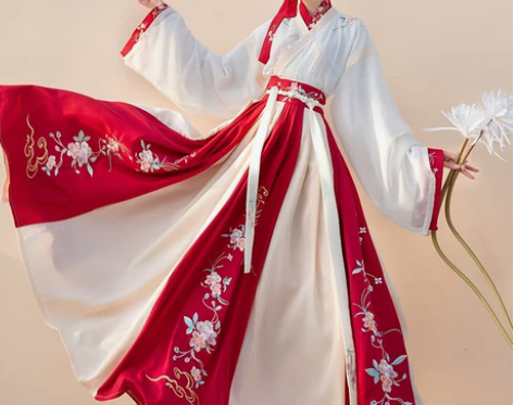 只在汇报演出的时候穿过一次！就放在箱子里，...