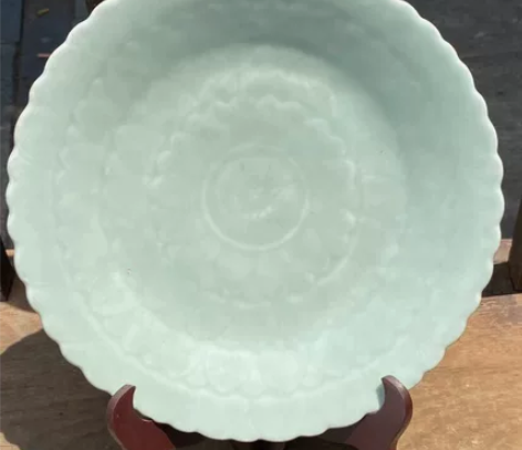 清代乾隆豆青莲瓣大盘（本朝款） 豆青釉大盘...
