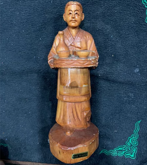 人物木雕。尺寸高17.5厘米 感兴趣的话点...