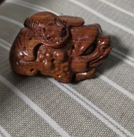 也不知道是个啥，说是缅甸花梨木雕工艺品红木...