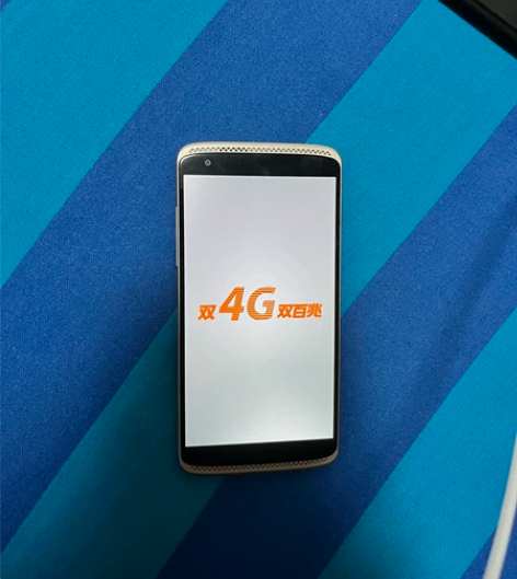 中兴B2015（32G内存） 后壳之前摔掉...