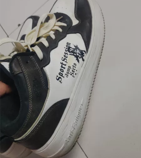 快鱼43码男士运动鞋，加绒的八成新。皮子软...