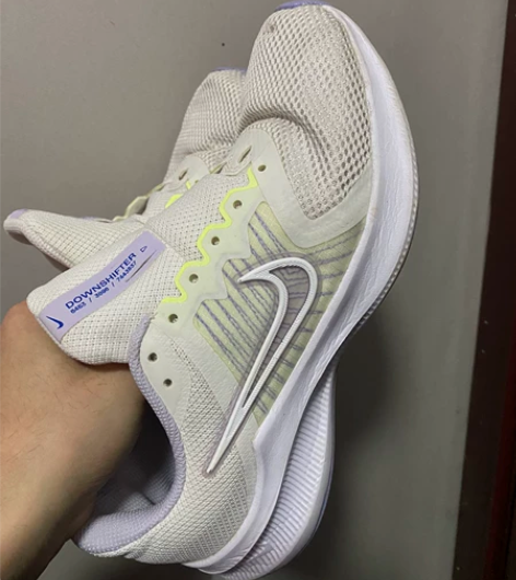 耐克 轻便运动鞋 脚感很好 正品 正品 圣...