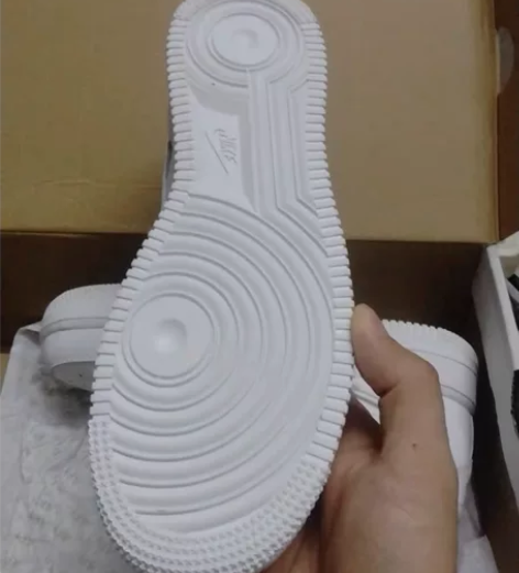耐克牌空军一号经典白色板鞋，脚大了穿不了，...