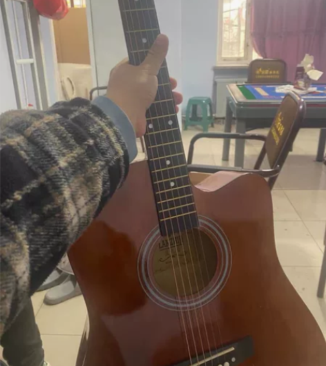 低价转让原来是800元的吉他。由于吉他兴趣...