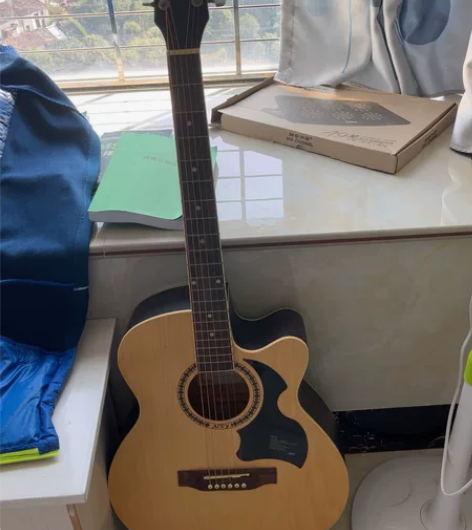 出售闲置吉他啦 送一个蓝色的吉他背包 感兴...