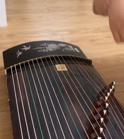 姑娘古筝练了几天不练了，9成新。刚入门的学...