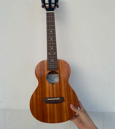 出三把尤克里里。两把单板，一把合板，喜欢的...