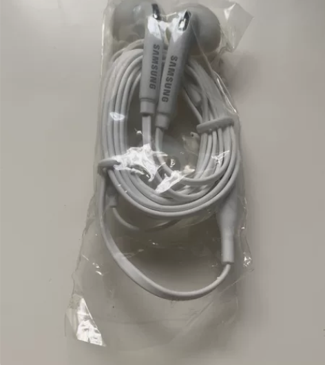 出四个老耳机，三个入耳的，森海塞尔mx27...