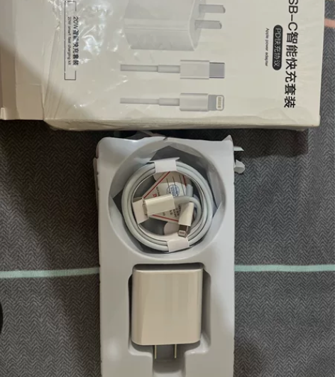 苹果手机充电器，全新，外包装撕烂了，内物完...