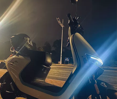 九号智能电动摩托车远程解锁车头锁电池电量里...