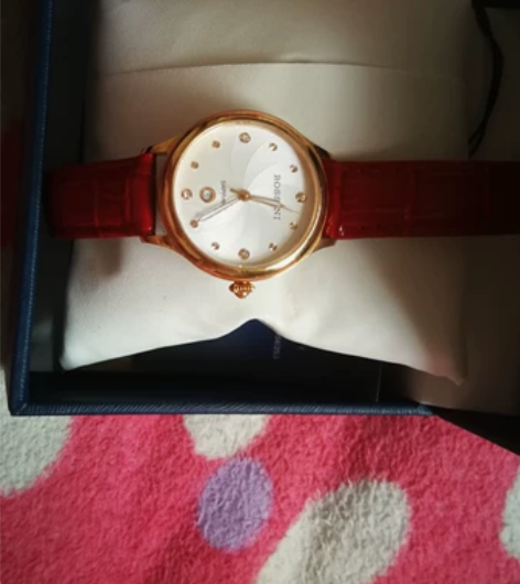 全新正品罗西尼女石英表。 感兴趣的话点“我...