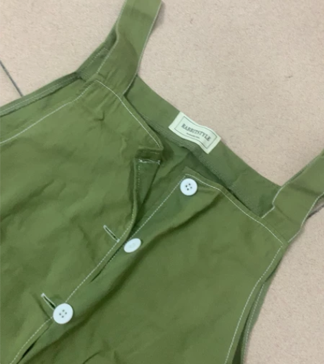 军绿色背带裙，半身裙子，下过水，前面有2个...