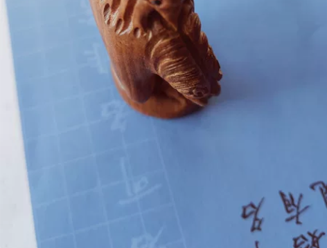 马上封猴。绿檀木雕。 感兴趣的话点“我想要...