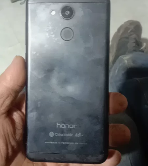 荣耀v9Play中间有一单裂痕功能正常4+...