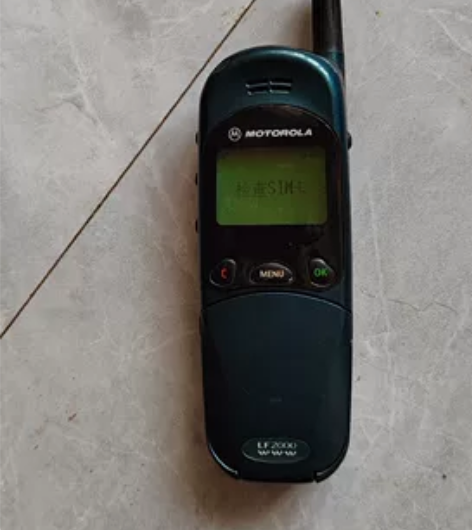 出手“摩托罗拉”LF2000翻盖手机一部，...