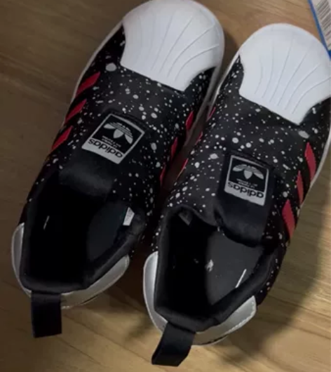 阿迪达斯一双，翡乐一双，两双都很新，孩子鞋...