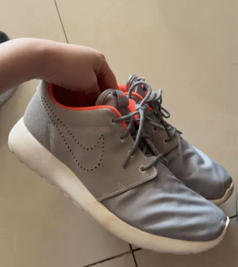 耐克休闲运动鞋专柜购入 几乎全新 出门穿过...