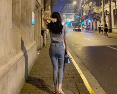 Kimyy喜欢就给你 浅色高腰修身小脚牛仔...