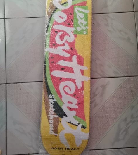 在滑板店打折扣时买的，（完全可以保证正品）...