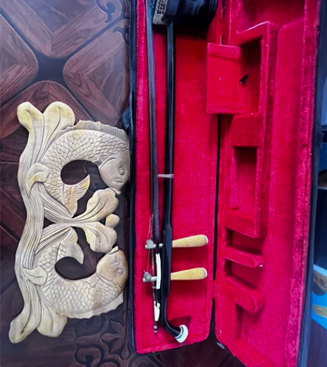 老二胡，盒子拉锁坏了。本地自提不会用按摆件...