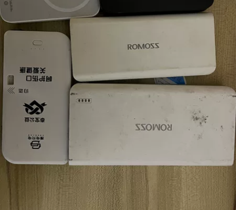 罗马式充电宝1w毫安2w毫安黑色自带三头线...