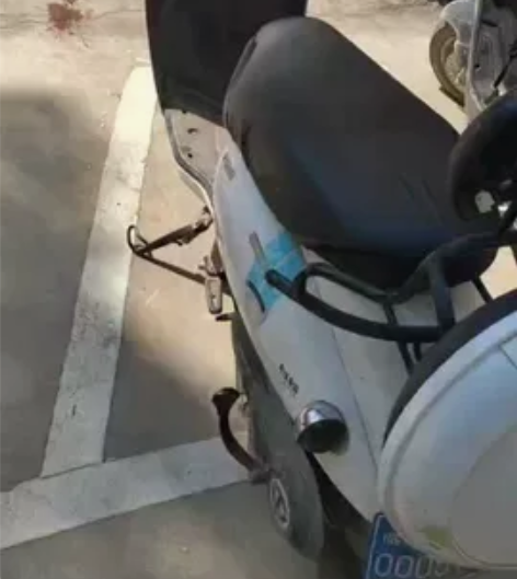 出一台小台铃电动车,轮胎和,大灯,电池没换...