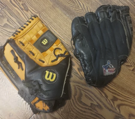 棒球，垒球手套一对儿，一个左手，一个右手。...