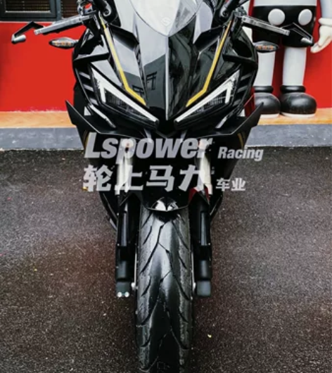 赛科龙RC401幻影黑 百公里加速5.8s...
