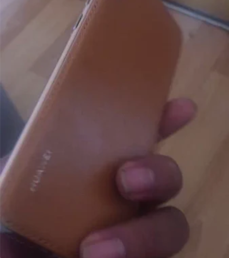 华为畅享9e，364g，卡槽有点凹陷，可以...