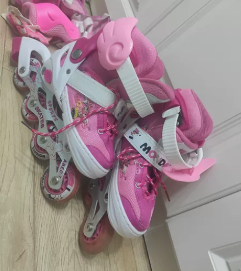 女童旱冰鞋，尺码可调.范围30-35码 7...