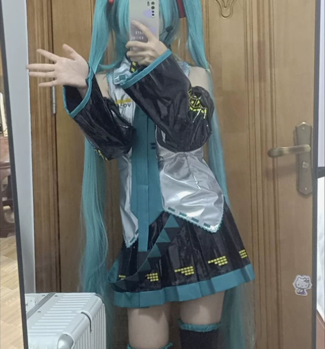 初音未来cos服，漆皮款的，全新 急出衣服...