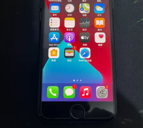 苹果8，买的二手的，玩了一年了，功能都正常...