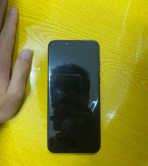 出一台荣耀play，现在不怎么用了。去年1...