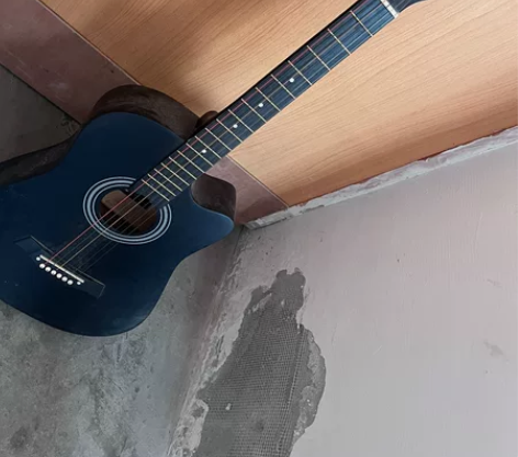 吉他，弟弟花了216买的，在老家摆了两年了...