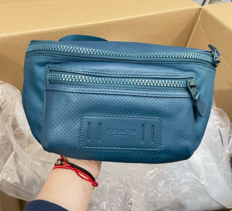 蔻驰coach男士牛皮面胸包，全新正品，带...