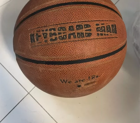 二手虎扑篮球一个，不漏气，手感很好， 便宜...