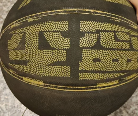 正品李宁专业耐磨软弹七号篮球 就打过半学期...