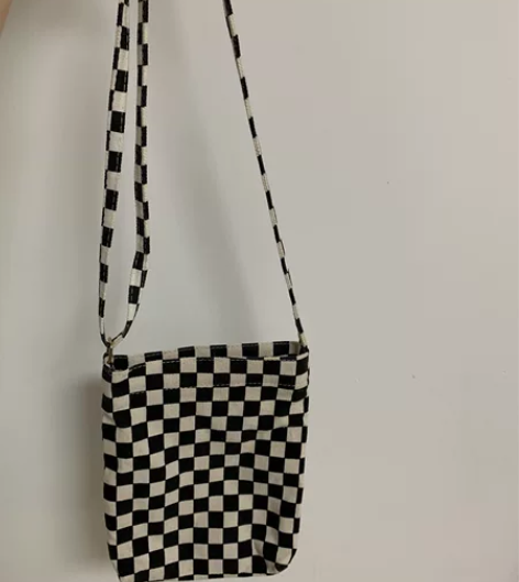 黑白棋盘格 大容量单肩斜挎包 里面有小内袋...