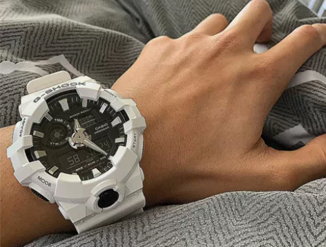 出一块卡西欧白武士手表，包装盒小票都有，有...