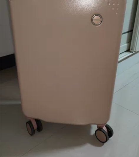 锐承行李箱，左上角有明显磕碰痕迹，不嫌弃的...