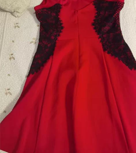 偏性感风格的小裙子也不失大气 裙长大概在膝...