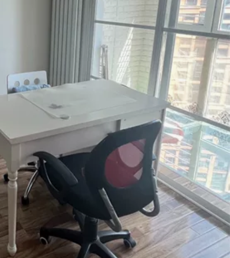 红与黑电脑椅，舒服好用，完好无损。 感兴趣...