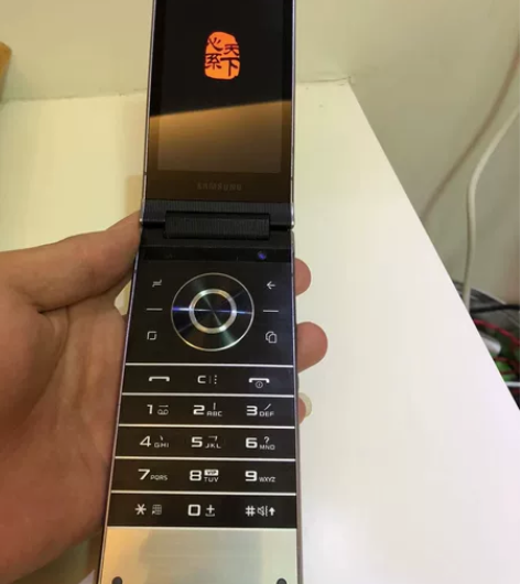 三星W 2019高定版，功能都正常，外屏有...